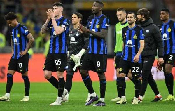 Igralci Interja se zahvaljujejo množici po razočarajoči tekmi proti Napoliju: na vidiku je naslov Serie A